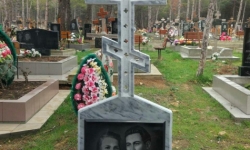 Мраморный памятник с крестом