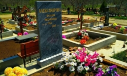 Мраморный памятник на участке