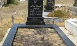 Мусульманский памятник с цоколем